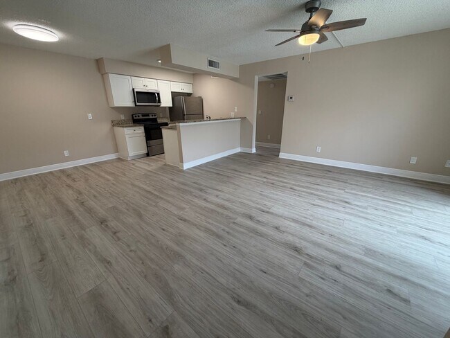 Foto del edificio - 5315 Summerlin Rd