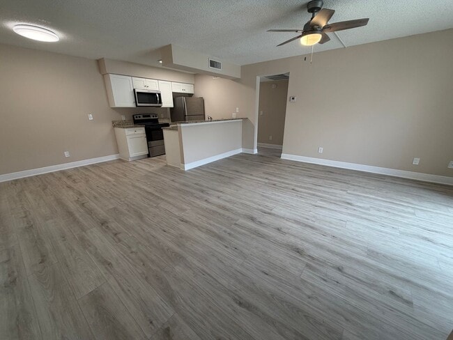Building Photo - ANNUAL RENTAL - 1 BED / 1 BATH CONDO AT MYSTIC GARDENS