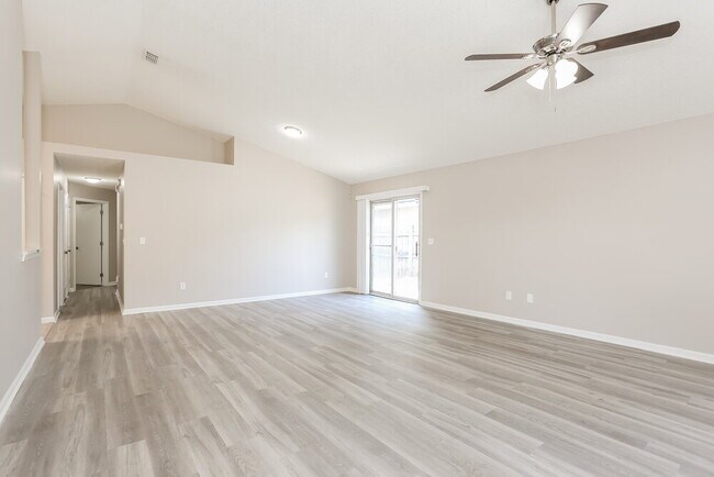 Foto del edificio - 3014 Caroline Crest Dr E