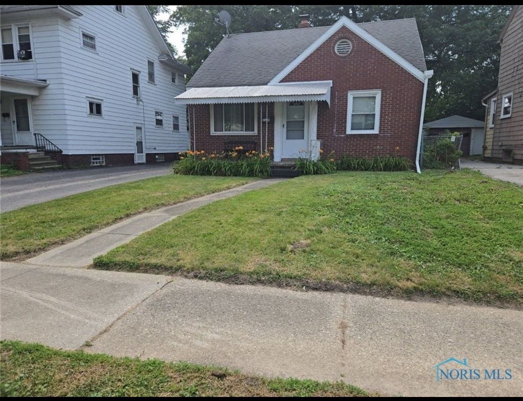 Primary Photo - 2127 Perth St