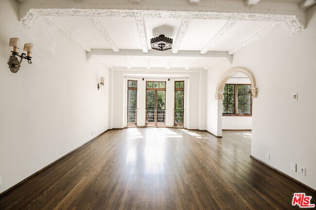 Foto del edificio - 1302 N Sweetzer Ave