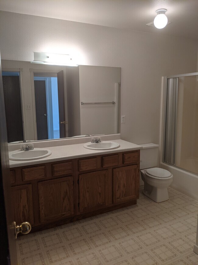 Baño principal con tocador doble - 4502 E 12th St
