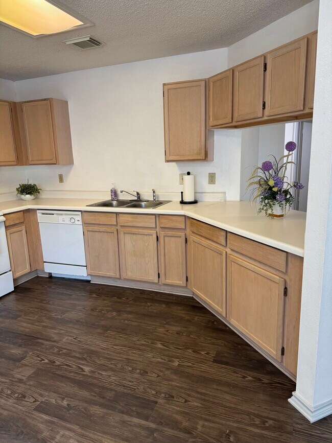kitchen - 4911 Silent Lk