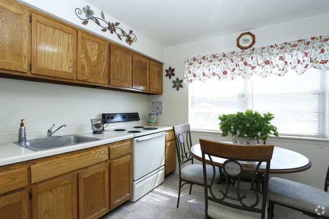 One Bedroom (Leasing Office) - Kitchen - Skytop Gardens