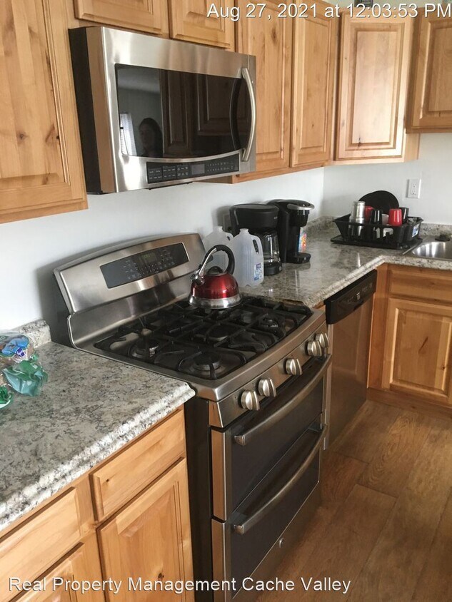 Foto del edificio - 4 br, 1 bath House - 715 E 400 N