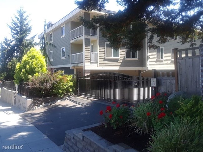 Building Photo - 1 br, 1 bath Condo - 935 N 200th St