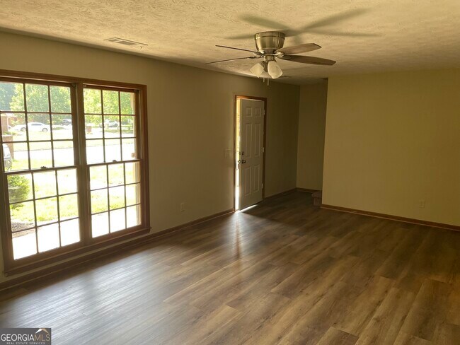 Foto del edificio - 2617 Shore Wood Ct NE
