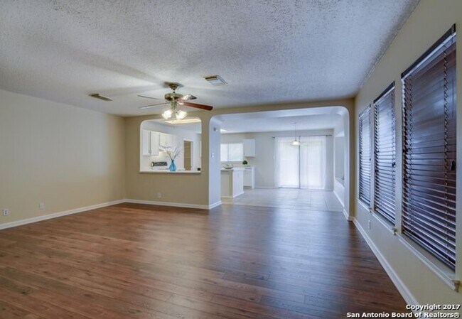 Building Photo - 3/2 1 Story Open Concept Far West SA