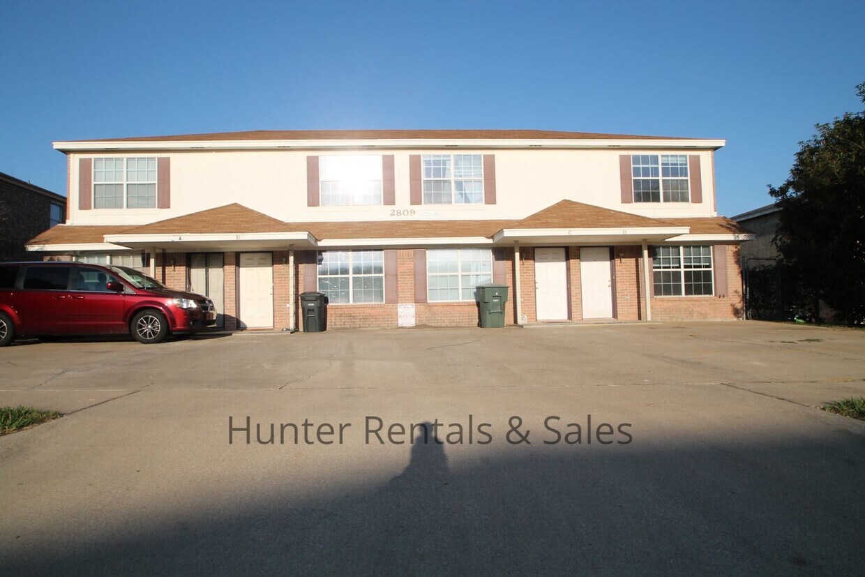 Foto principal - Updated 3-Bedroom, 2-Bath Townhome with Do...