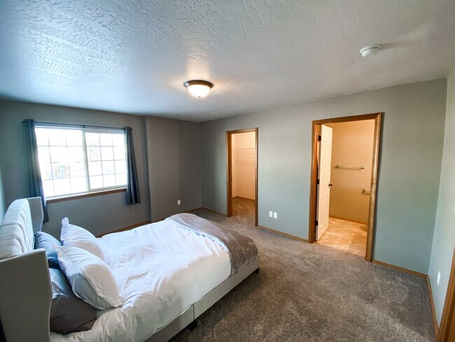 Building Photo - 3210 Meadow Glen Ln