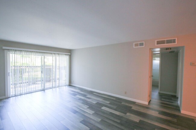 Foto del edificio - San Ramon Gardens Condo - 2 Bed and 1 Bath...