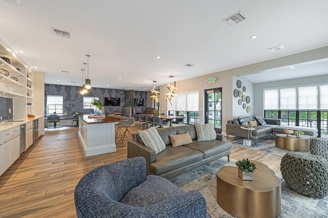 Resident Lounge - Riverhouse at 11th Apartments