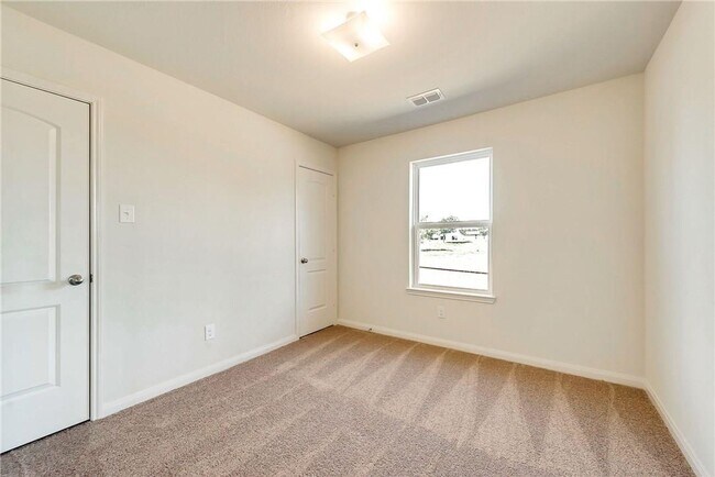 Foto del edificio - This lovely 4 bedroom home features a large family room with lots of light.