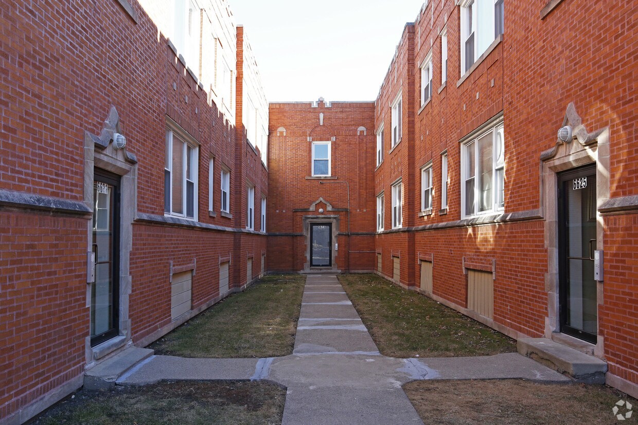 Building Photo - 6623 S Sacramento Ave
