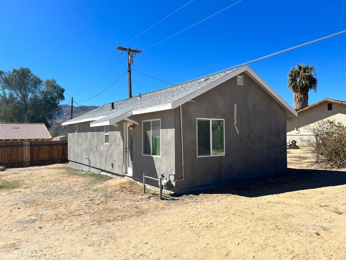 Foto principal - 2 Bedroom 1 Bath Home - Large Lot - Close ...