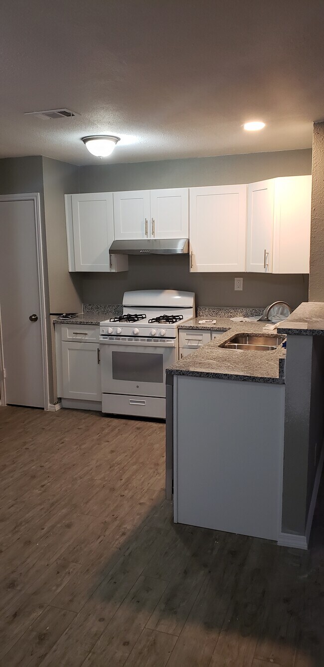Foto del edificio - 5210 Meadow Pond St