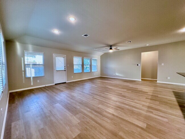 Sala de estar principal - Vista hacia la parte trasera de la casa y el dormitorio principal. - 32132 Morels Ave