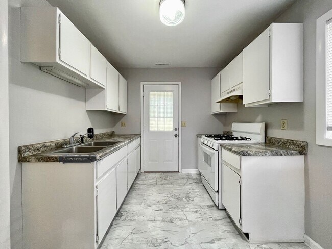 Building Photo - Two Bedroom Home in Norton Shores