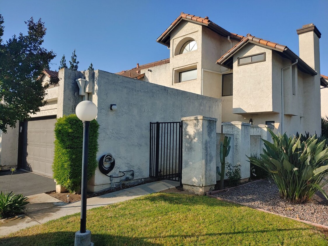 Foto principal - 2 Bed/2.5 Bath Townhouse w/2 Car Attached ...