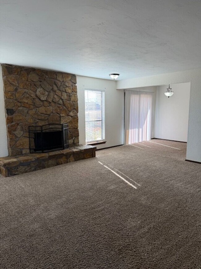 Foto del edificio - Spacious 2 bed/2.5 Baths - Duplex in the Surrey Hills Addition