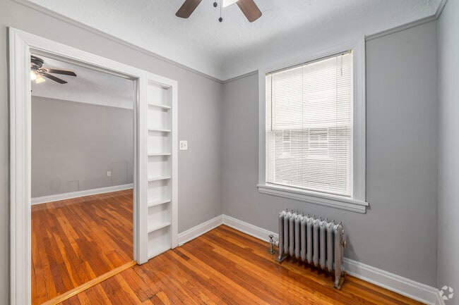 1BR, 1BA - 850SF - Dining Room - Townhouse Apartments