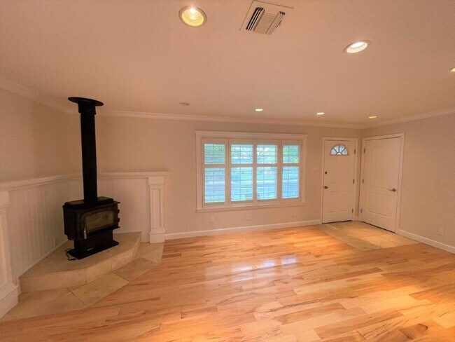 Building Photo - Concord! Beautiful fully remodeled 3 bedro...