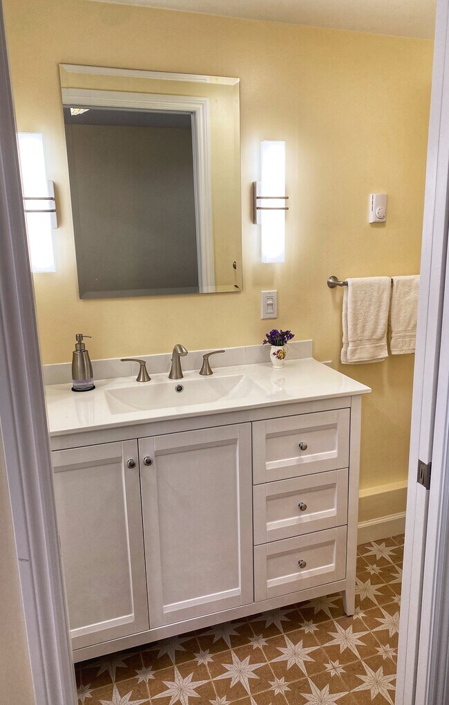 Bright bathroom - 80 Bayview Dr