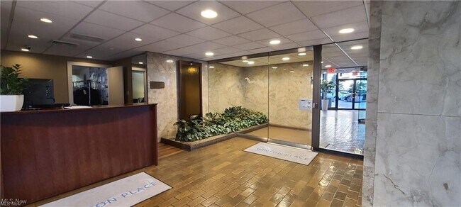 Foto del edificio - 12700 Lake Rd