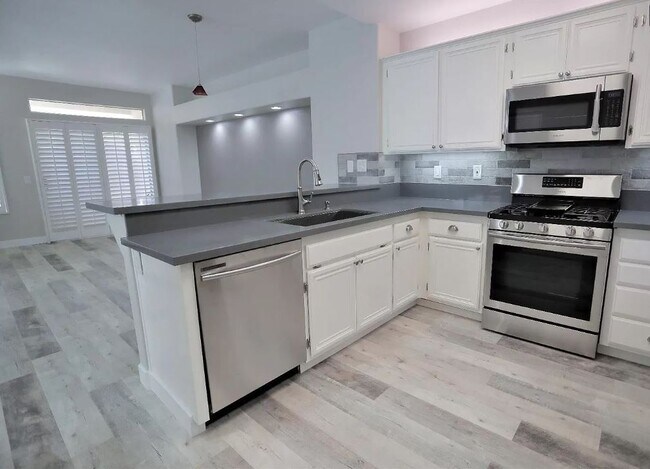 Building Photo - 25558 Hemingway Ave