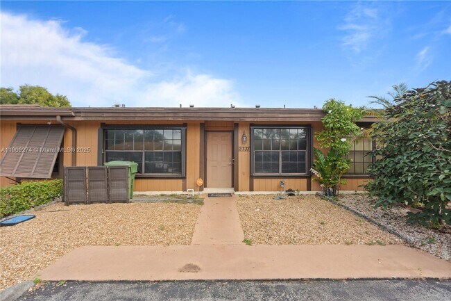 Foto del edificio - 2331 Dogwood Ct