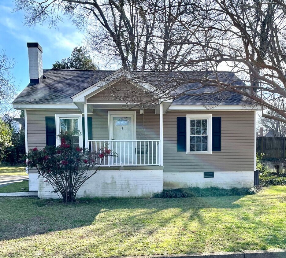 Primary Photo - Adorable Bungalow with 2BR/1BR located in ...