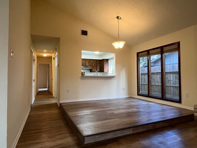 Foto del edificio - ONE STORY SOUTH SIDE DUPLEX!