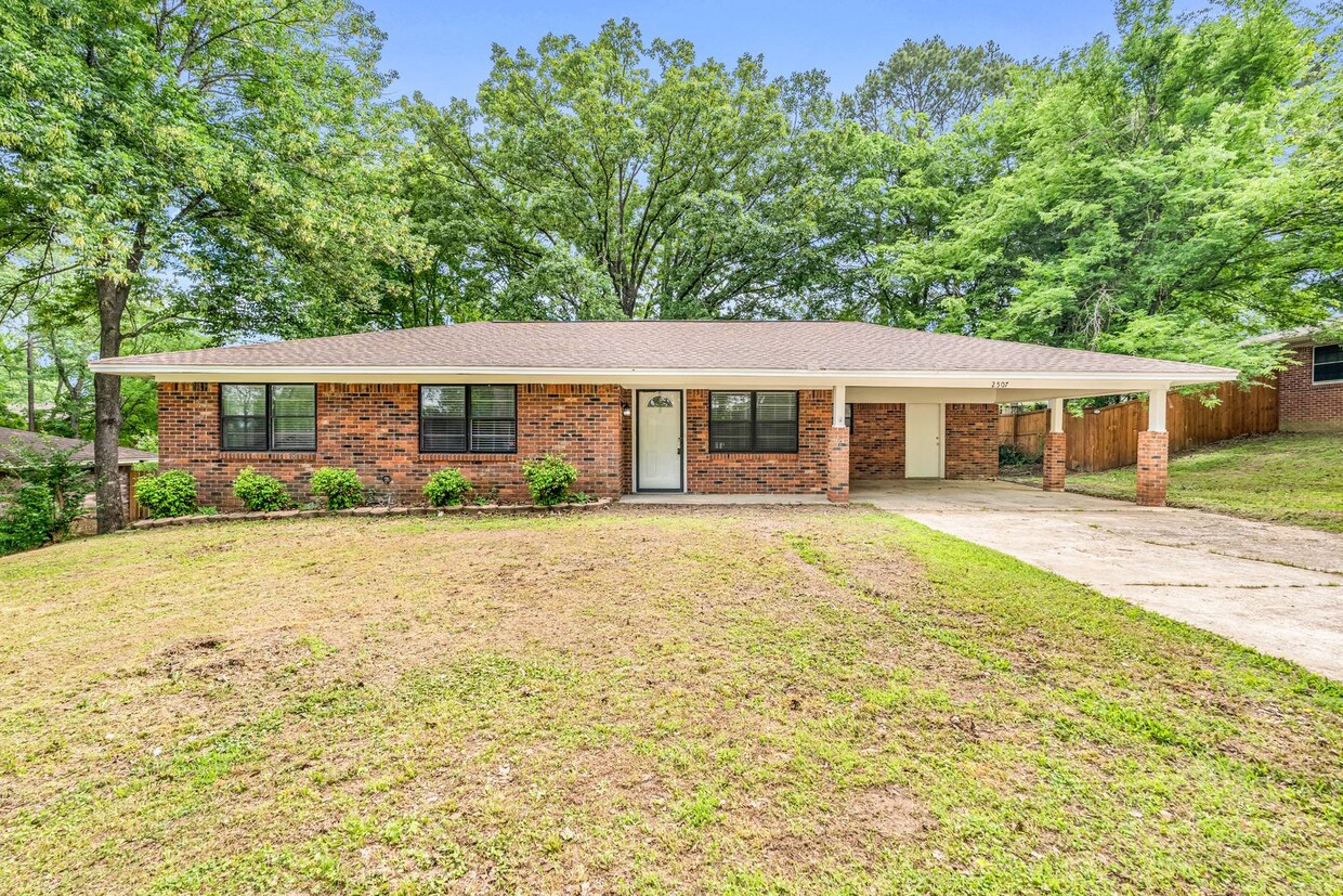 Foto principal - Renovated 3 Bedroom 2 Bath Home for Rent!