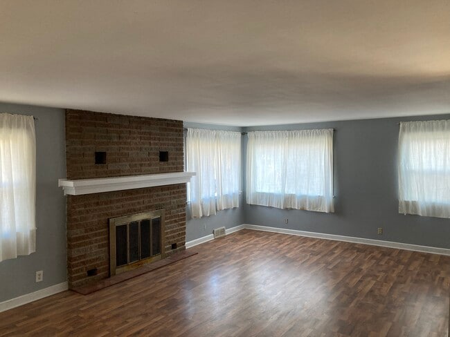 Building Photo - 4631 W Midland Dr