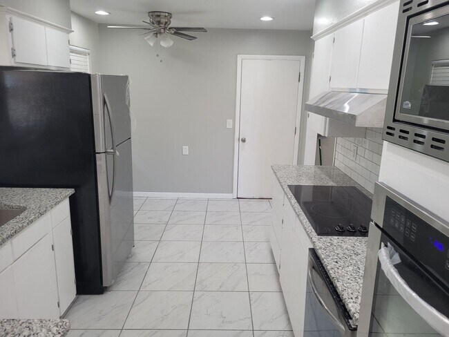 Foto del edificio - Remodeled 3 bedroom 2 bathroom house with 2 car garage and fenced yard