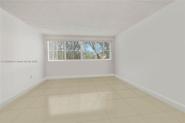 Foto del edificio - 6135 NW 186th St