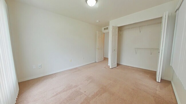 Foto del edificio - 1st Floor Condo w/ Large Living Room and E...