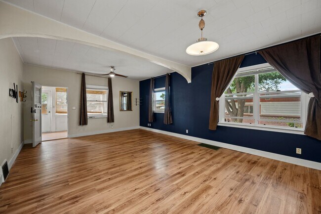 Foto del edificio - 2858 Bunting Ave