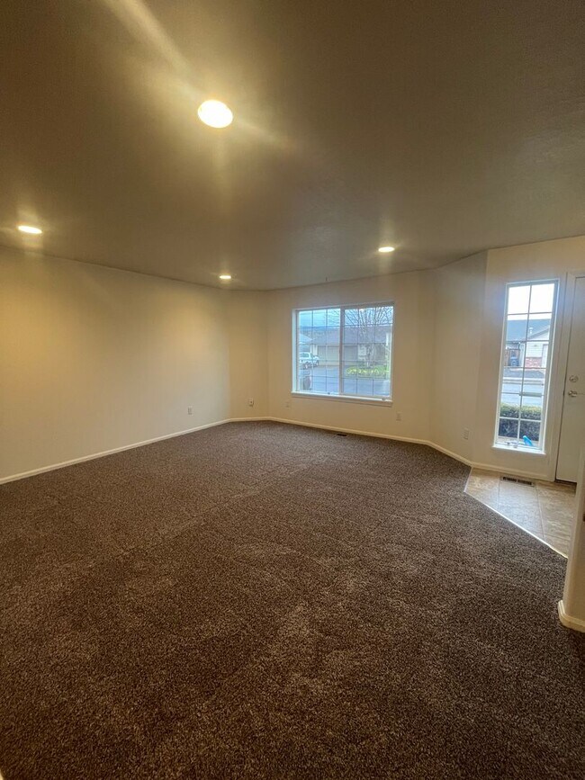 Building Photo - 2 bed 2 bath duplex in Eugene