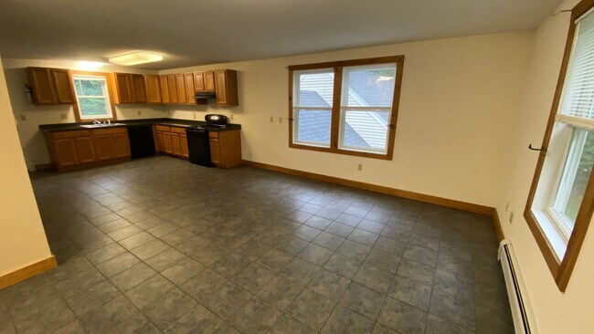 Building Photo - UNH Student Rental Available for the 2026-...