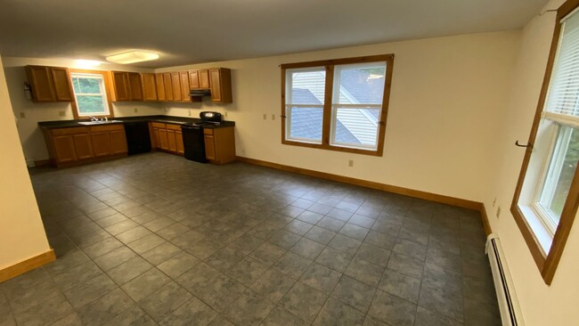 Foto del edificio - Very Large 4 Bedroom/1 Bath Apartment - He...