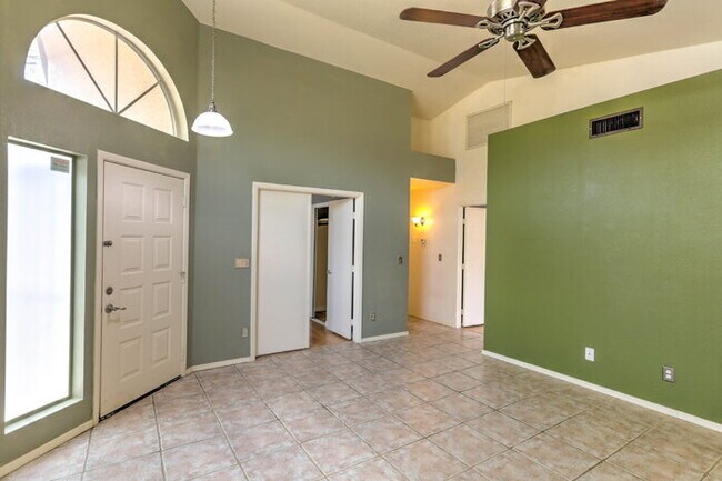 Foto del edificio - $1,000 Move-In Credit - Mission View off Valencia. Cardinal and Los Reales Rd