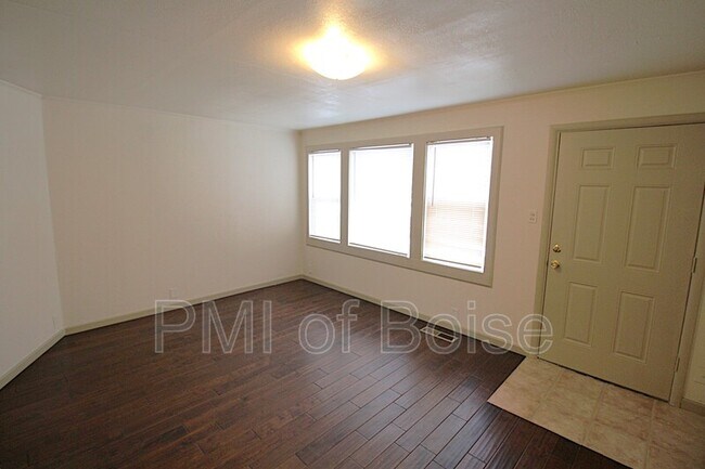 Building Photo - 2113 E Oak St