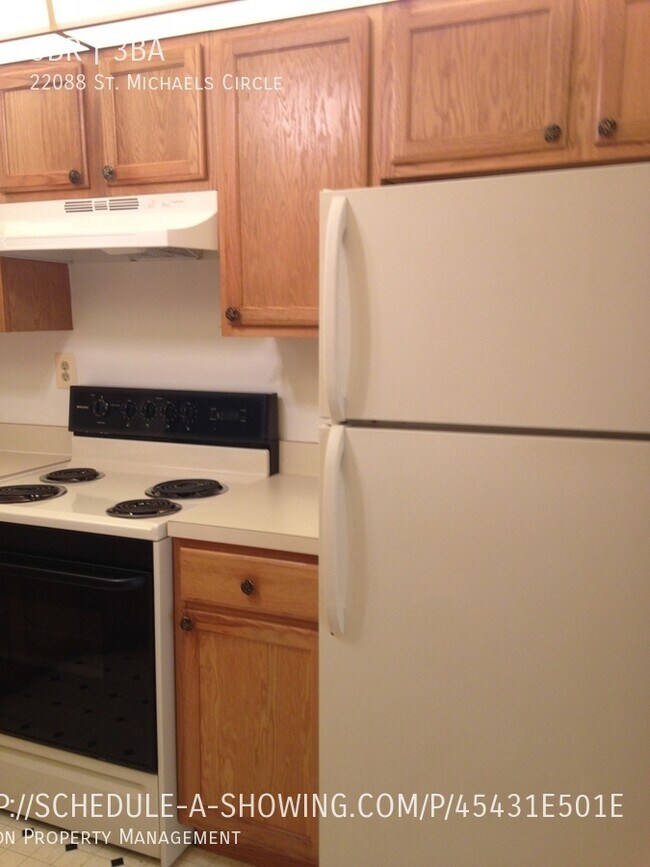 Building Photo - 3 Bedroom, 2 Full Bath, 1 Half Bath Townhome