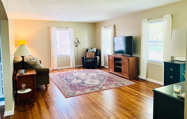 Foto del edificio - East Side 2 Bedroom, 1  Bath Beauty with Fenced Backyard & Hardwood Floors