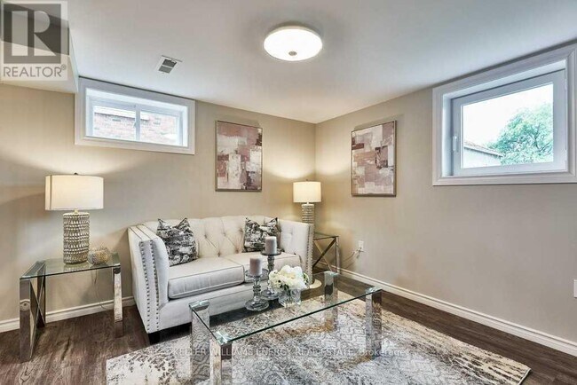 Building Photo - 831 Ritson Rd S