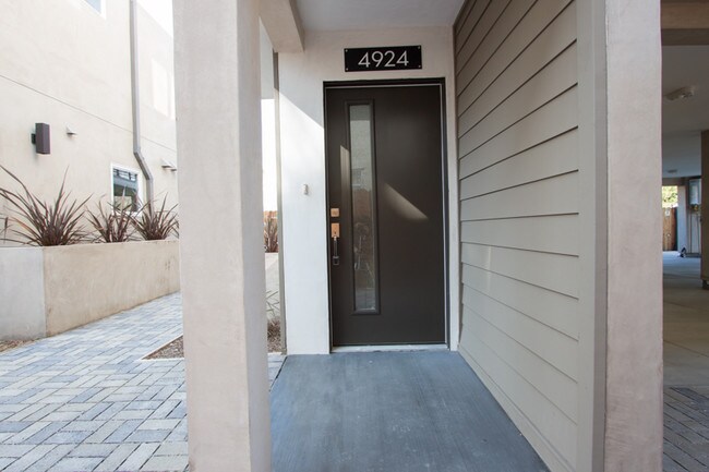 Building Photo - 4924 LAUREL CANYON Blvd