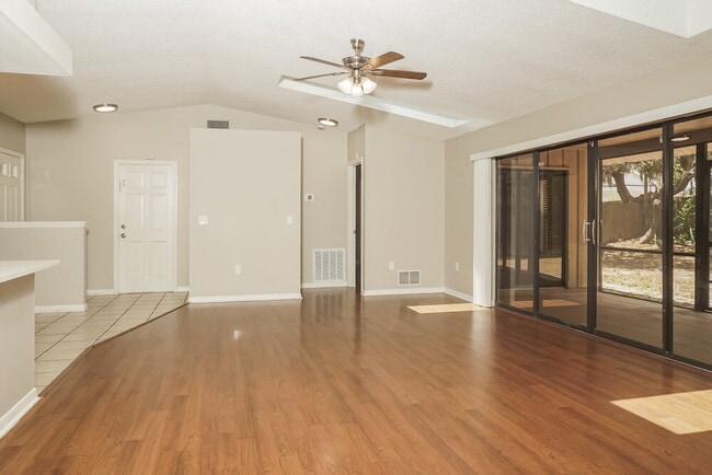 Building Photo - 5785 Colonial Oaks Blvd