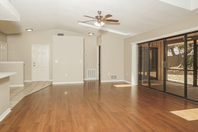 Foto del edificio - 5785 Colonial Oaks Blvd