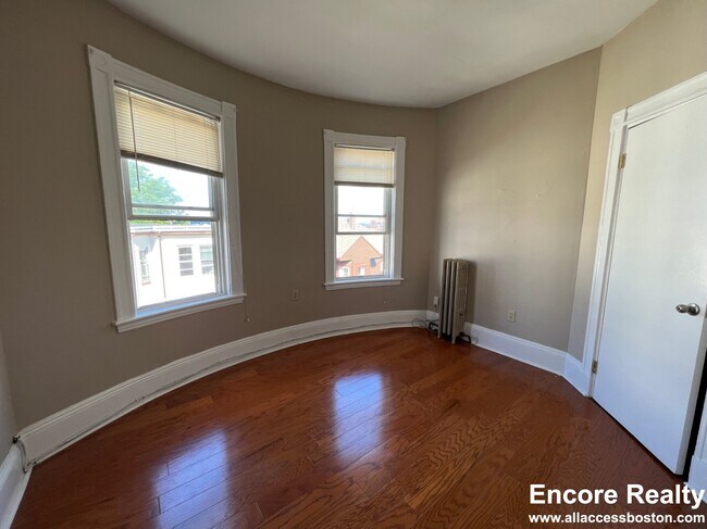 Building Photo - 8-8 Sunset St